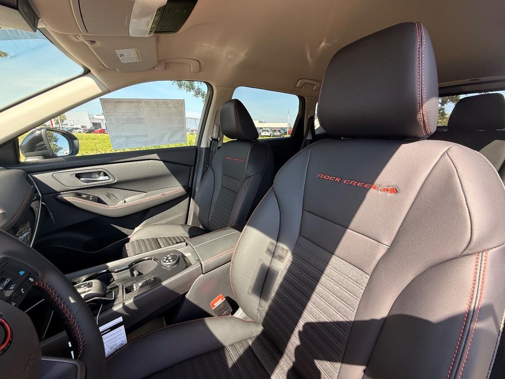 Nissan Rogue Vehicle Full-screen Gallery Image 11