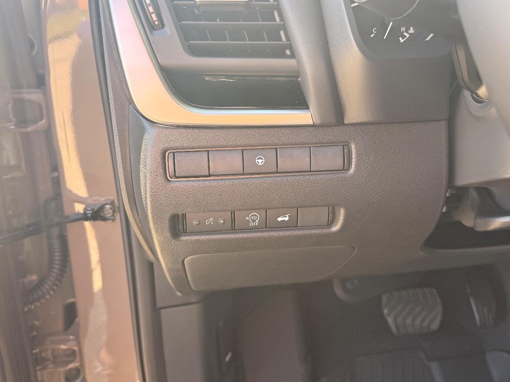 Nissan Rogue Vehicle Full-screen Gallery Image 12