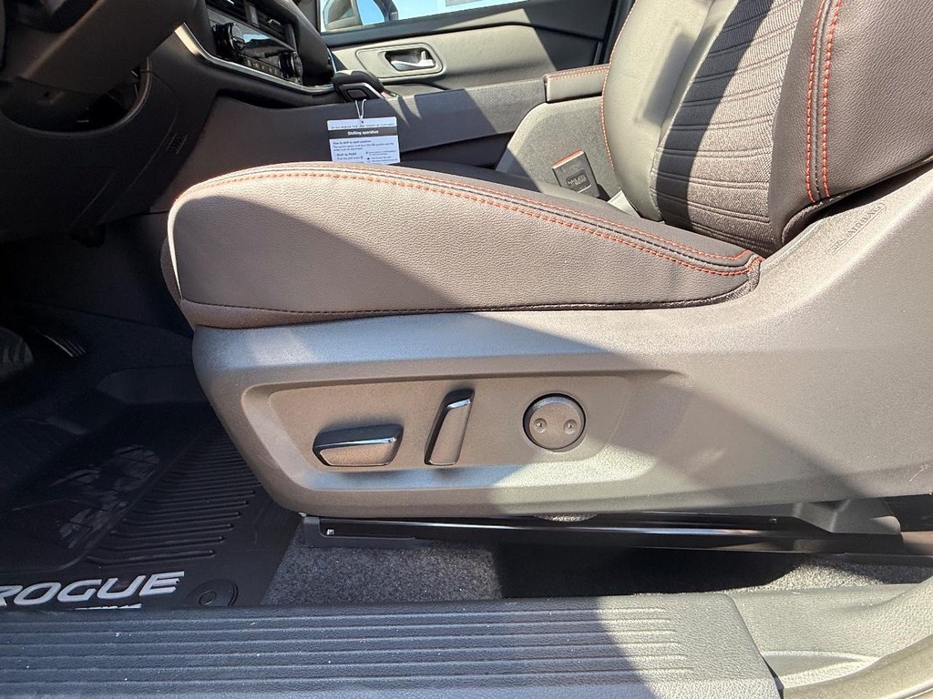 Nissan Rogue Vehicle Full-screen Gallery Image 13