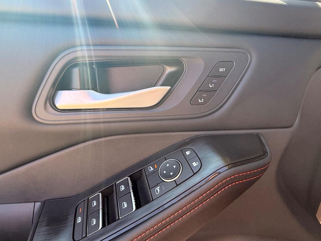 Nissan Rogue Vehicle Full-screen Gallery Image 14