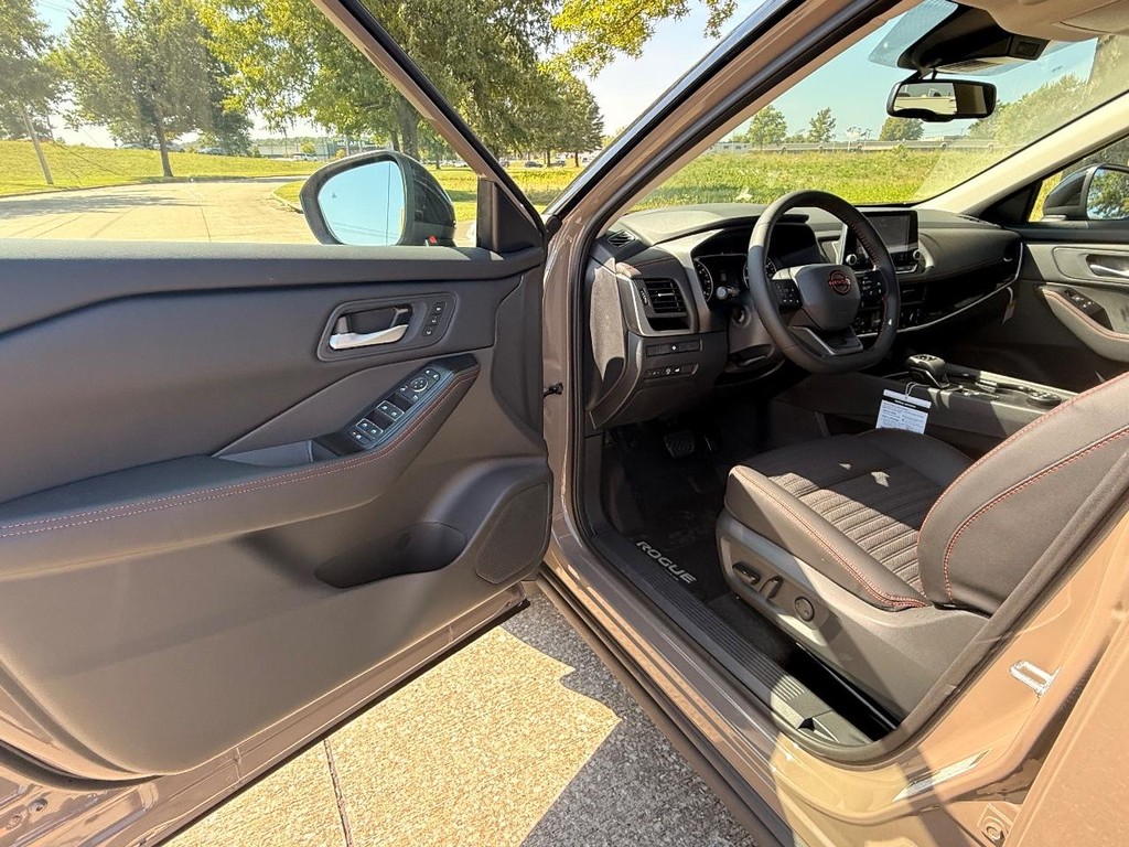 Nissan Rogue Vehicle Full-screen Gallery Image 15