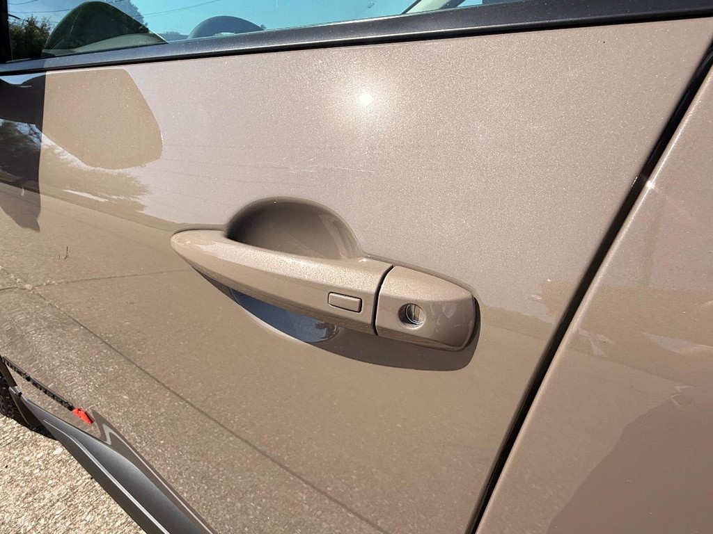 Nissan Rogue Vehicle Full-screen Gallery Image 16