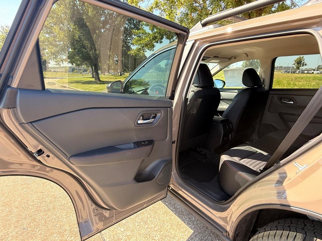 Nissan Rogue Vehicle Full-screen Gallery Image 17