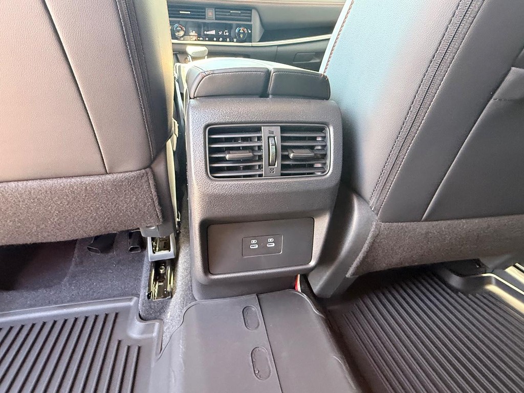 Nissan Rogue Vehicle Full-screen Gallery Image 18