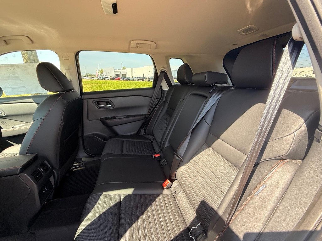 Nissan Rogue Vehicle Full-screen Gallery Image 21