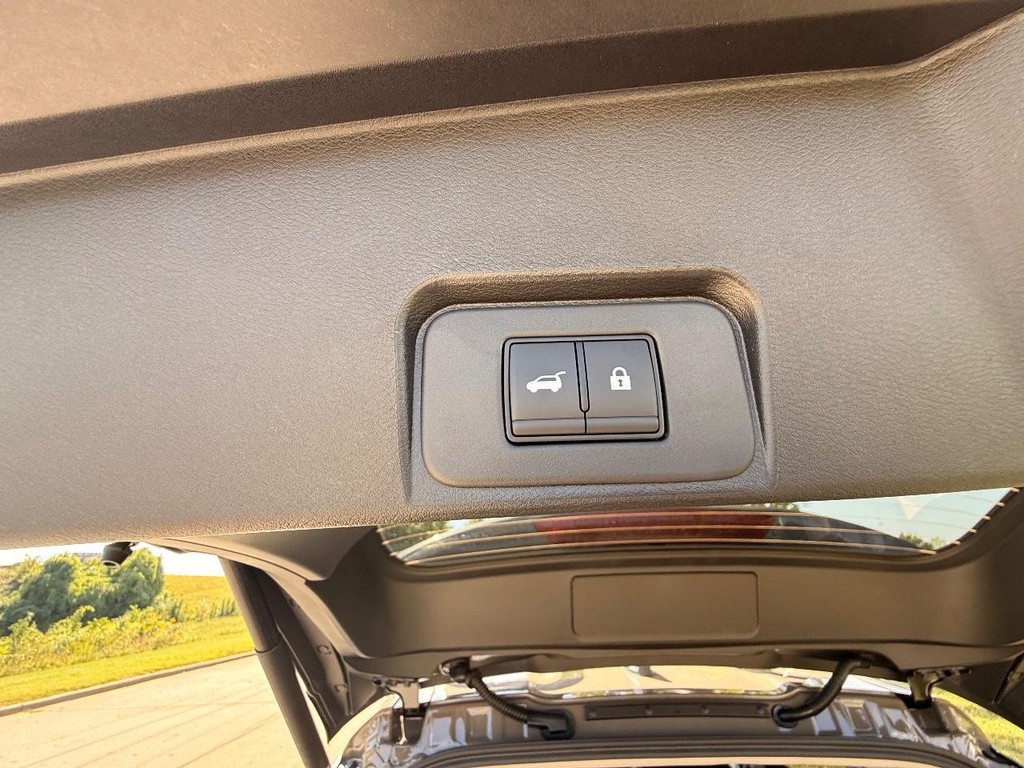 Nissan Rogue Vehicle Full-screen Gallery Image 22