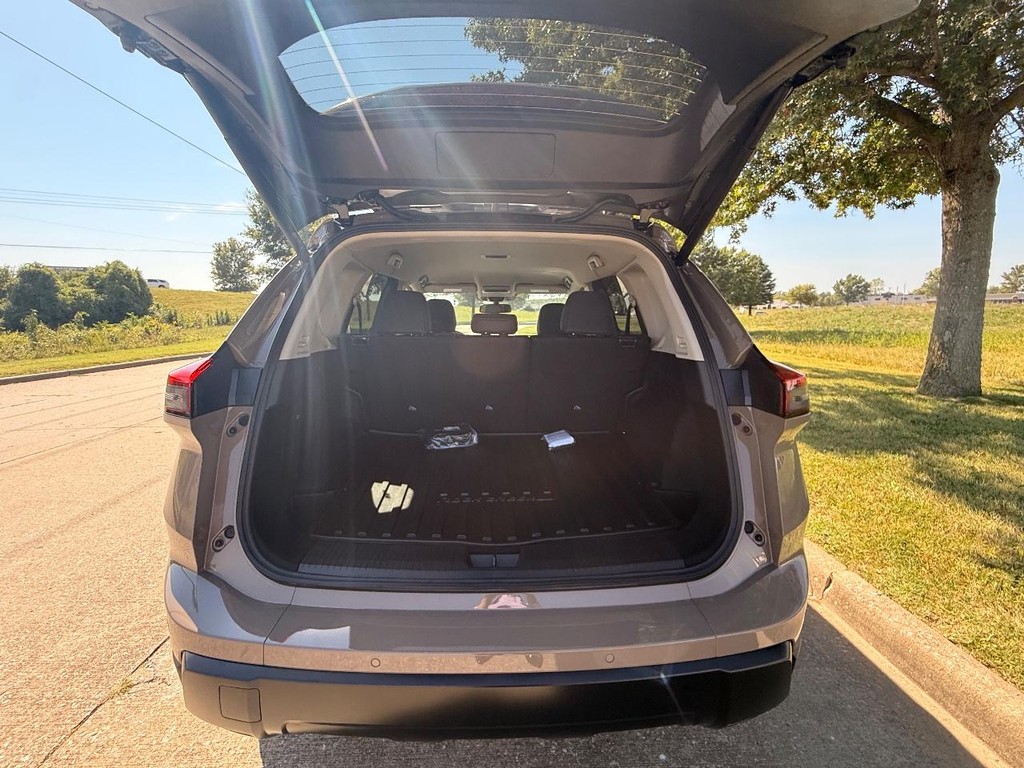 Nissan Rogue Vehicle Full-screen Gallery Image 23