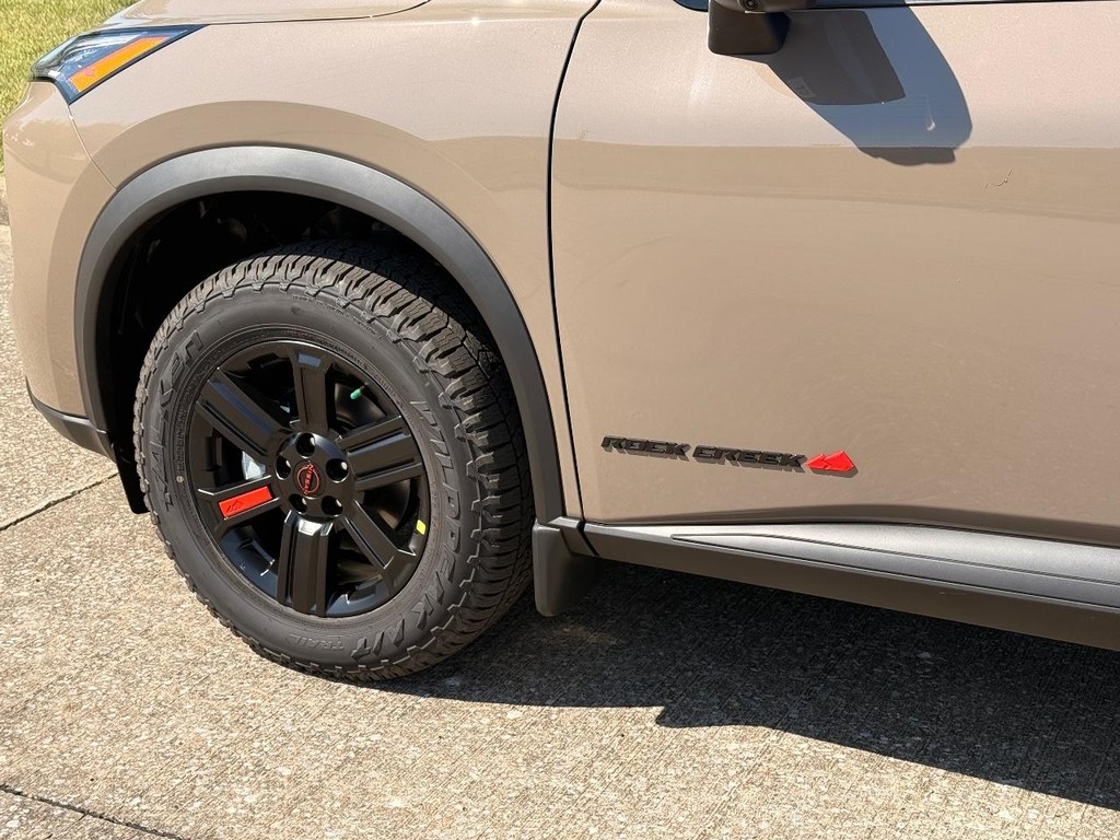 Nissan Rogue Vehicle Full-screen Gallery Image 26