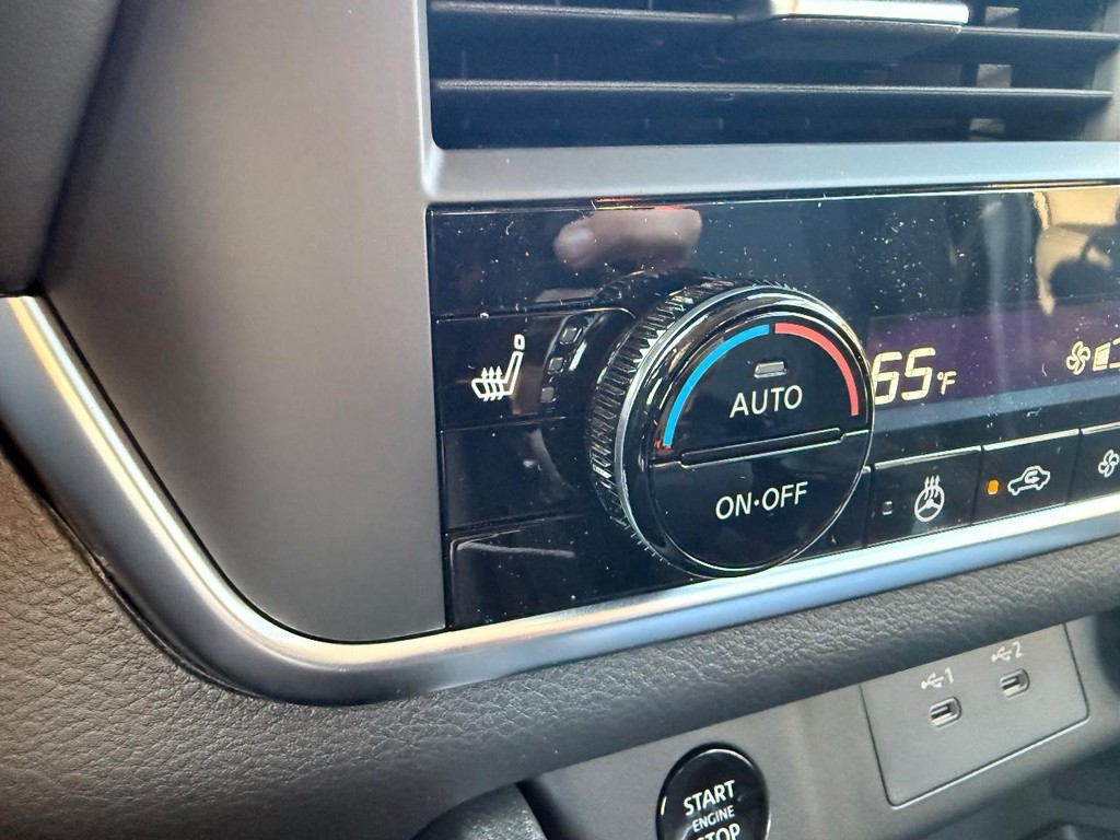 Nissan Rogue Vehicle Full-screen Gallery Image 02