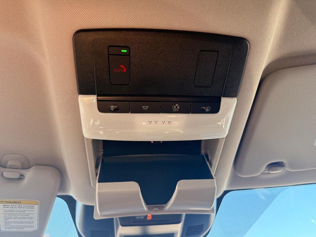 Nissan Rogue Vehicle Full-screen Gallery Image 04