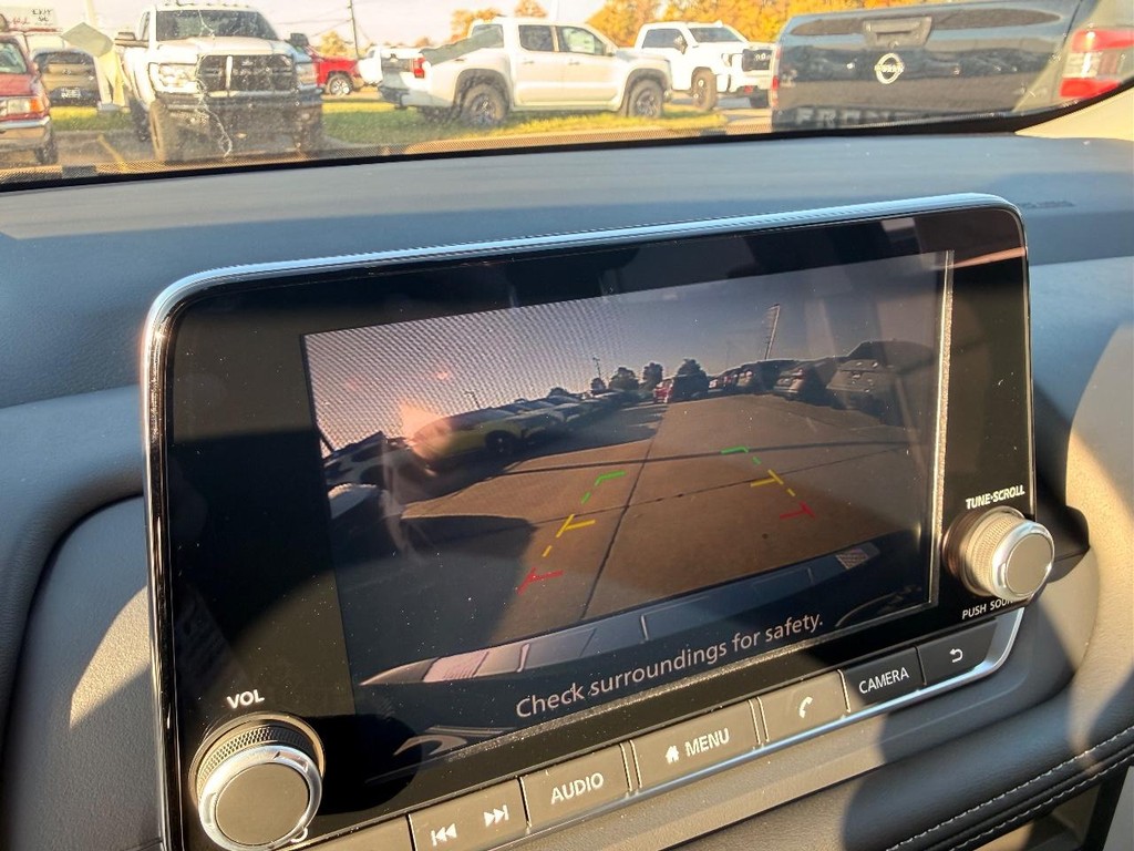 Nissan Rogue Vehicle Full-screen Gallery Image 05