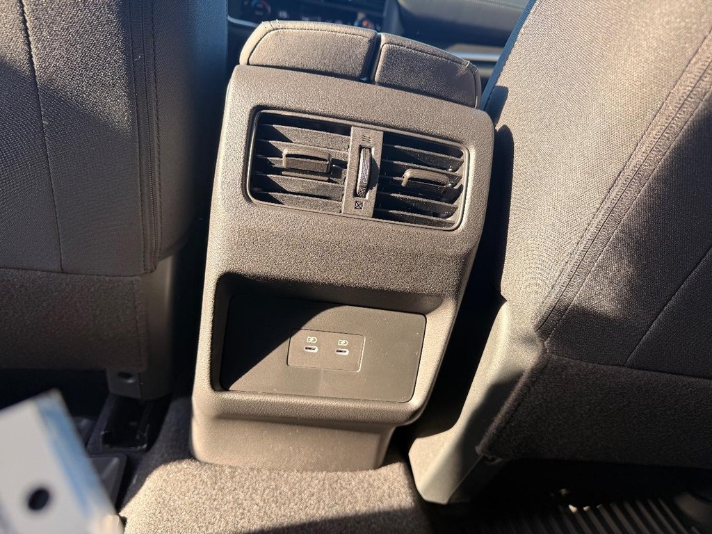 Nissan Rogue Vehicle Full-screen Gallery Image 06