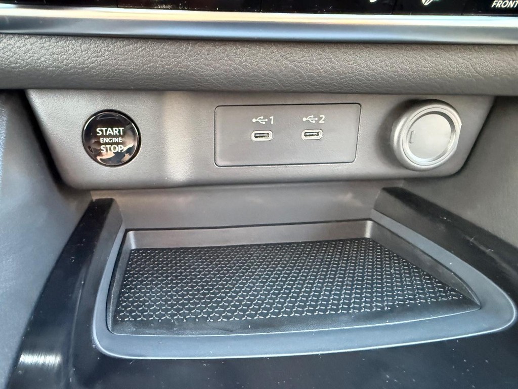 Nissan Rogue Vehicle Full-screen Gallery Image 07