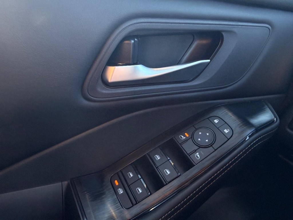 Nissan Rogue Vehicle Full-screen Gallery Image 09