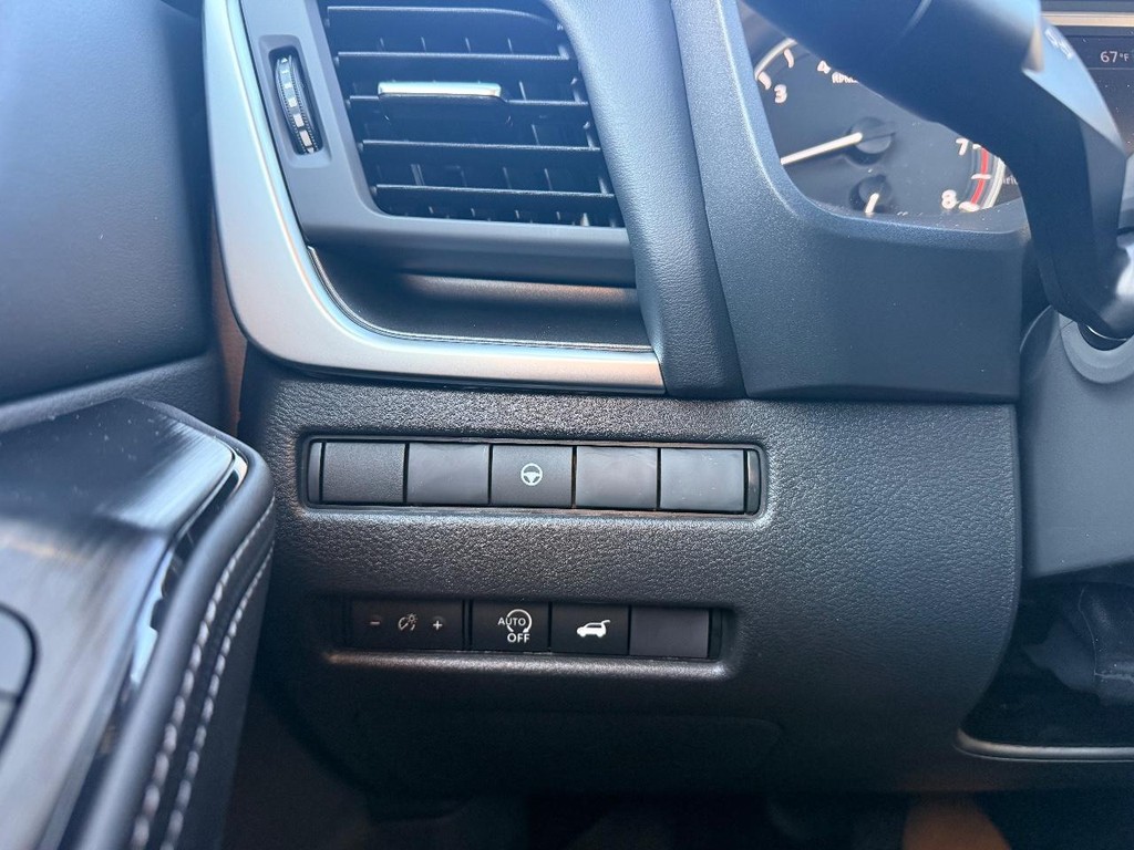 Nissan Rogue Vehicle Full-screen Gallery Image 10