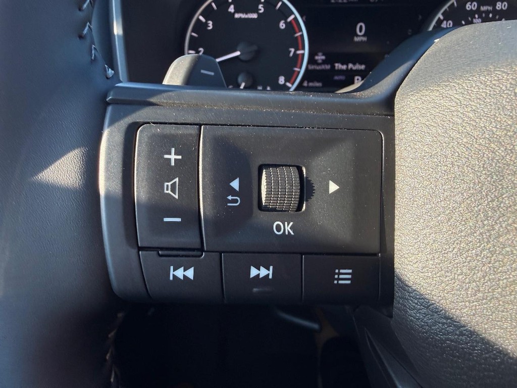 Nissan Rogue Vehicle Full-screen Gallery Image 11