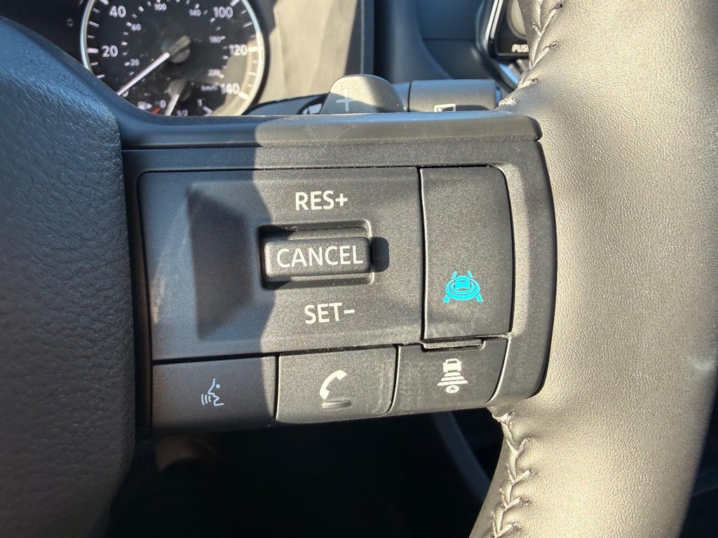 Nissan Rogue Vehicle Full-screen Gallery Image 12