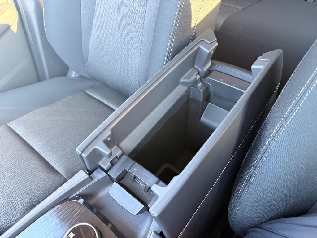 Nissan Rogue Vehicle Full-screen Gallery Image 13