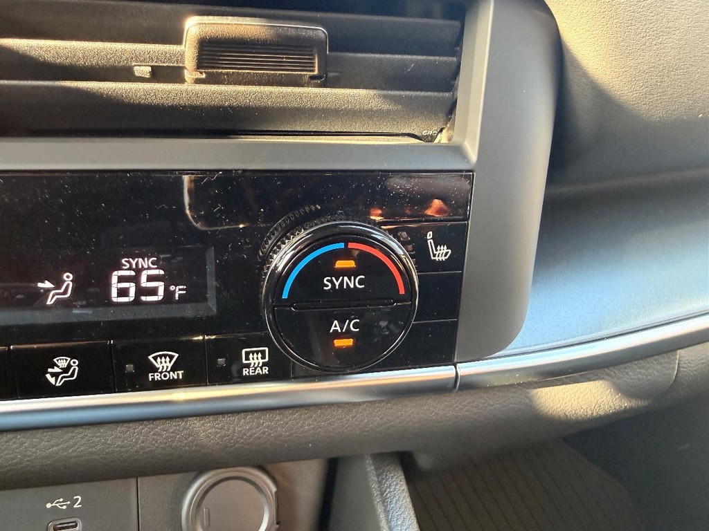 Nissan Rogue Vehicle Full-screen Gallery Image 14