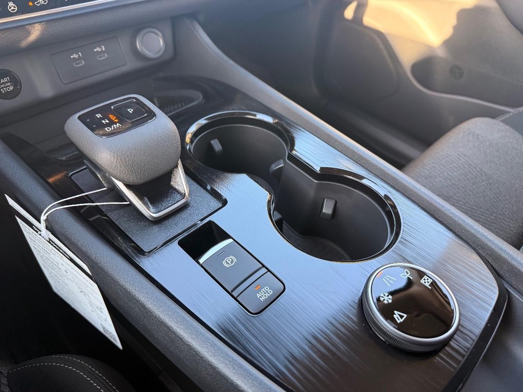 Nissan Rogue Vehicle Full-screen Gallery Image 15