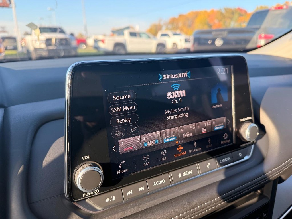 Nissan Rogue Vehicle Full-screen Gallery Image 16