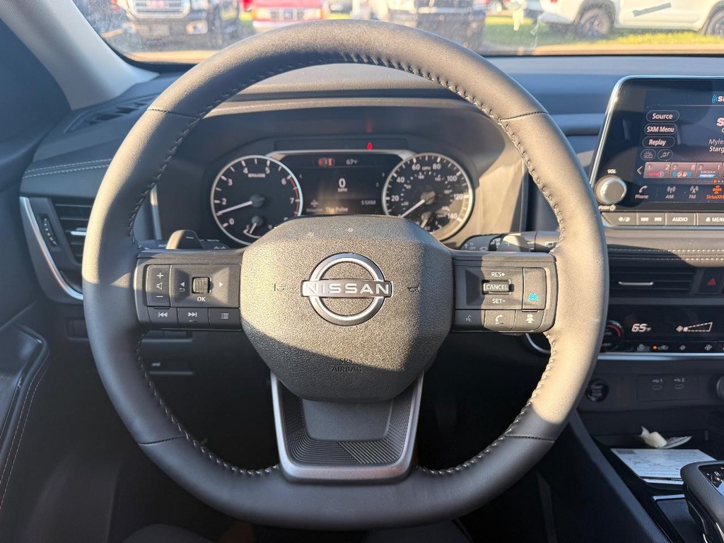 Nissan Rogue Vehicle Full-screen Gallery Image 18