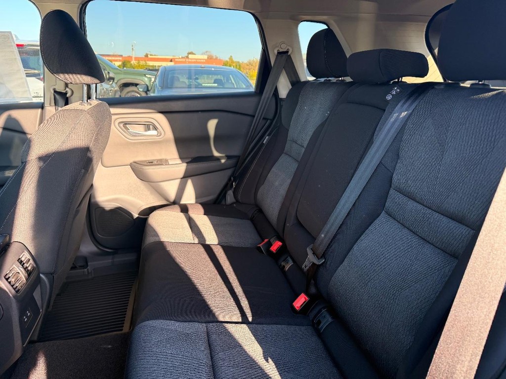 Nissan Rogue Vehicle Full-screen Gallery Image 22