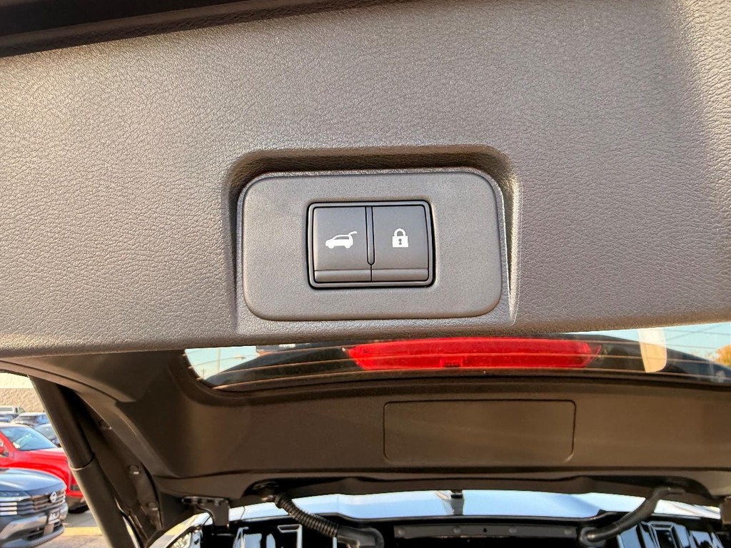 Nissan Rogue Vehicle Full-screen Gallery Image 23