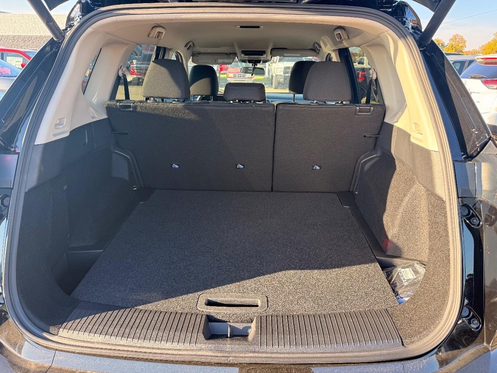 Nissan Rogue Vehicle Full-screen Gallery Image 24