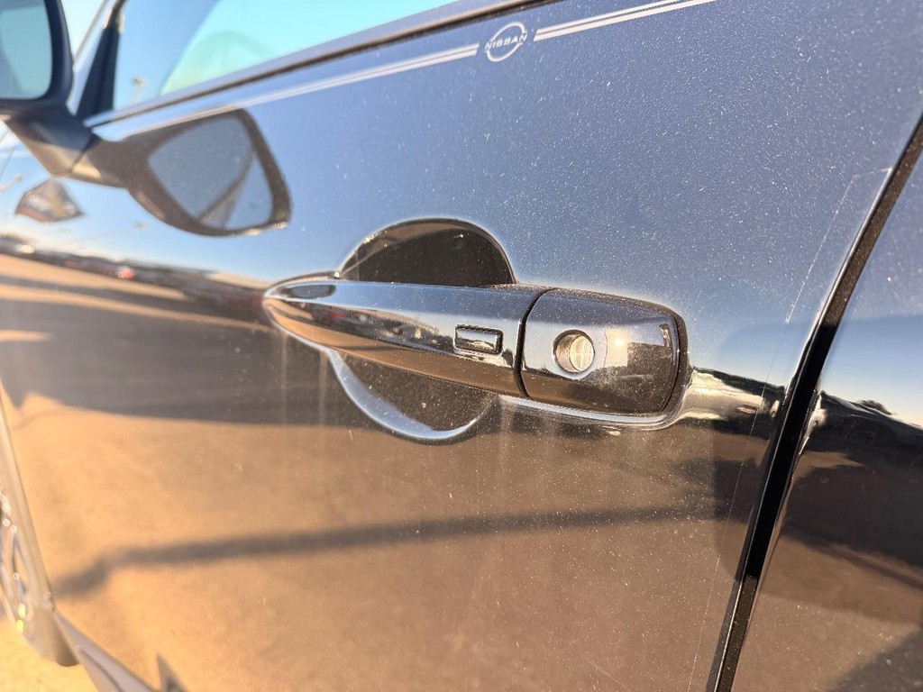 Nissan Rogue Vehicle Full-screen Gallery Image 26