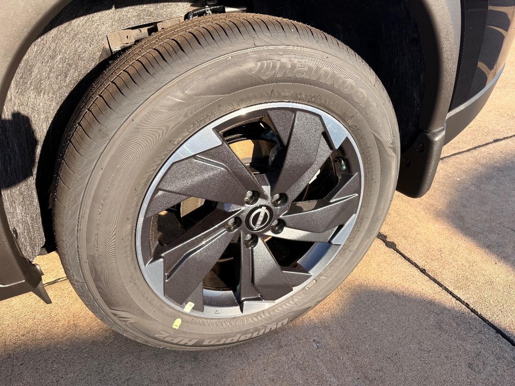 Nissan Rogue Vehicle Full-screen Gallery Image 27