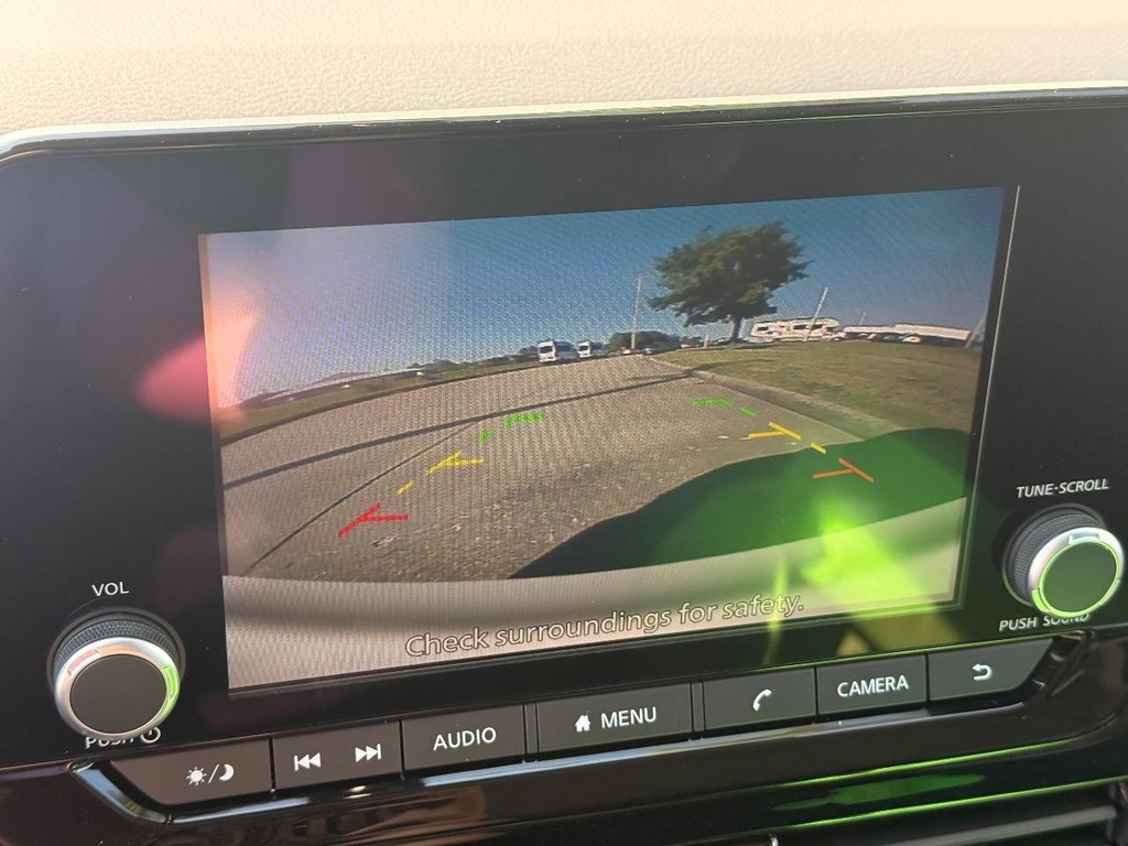 Nissan Pathfinder Vehicle Full-screen Gallery Image 02