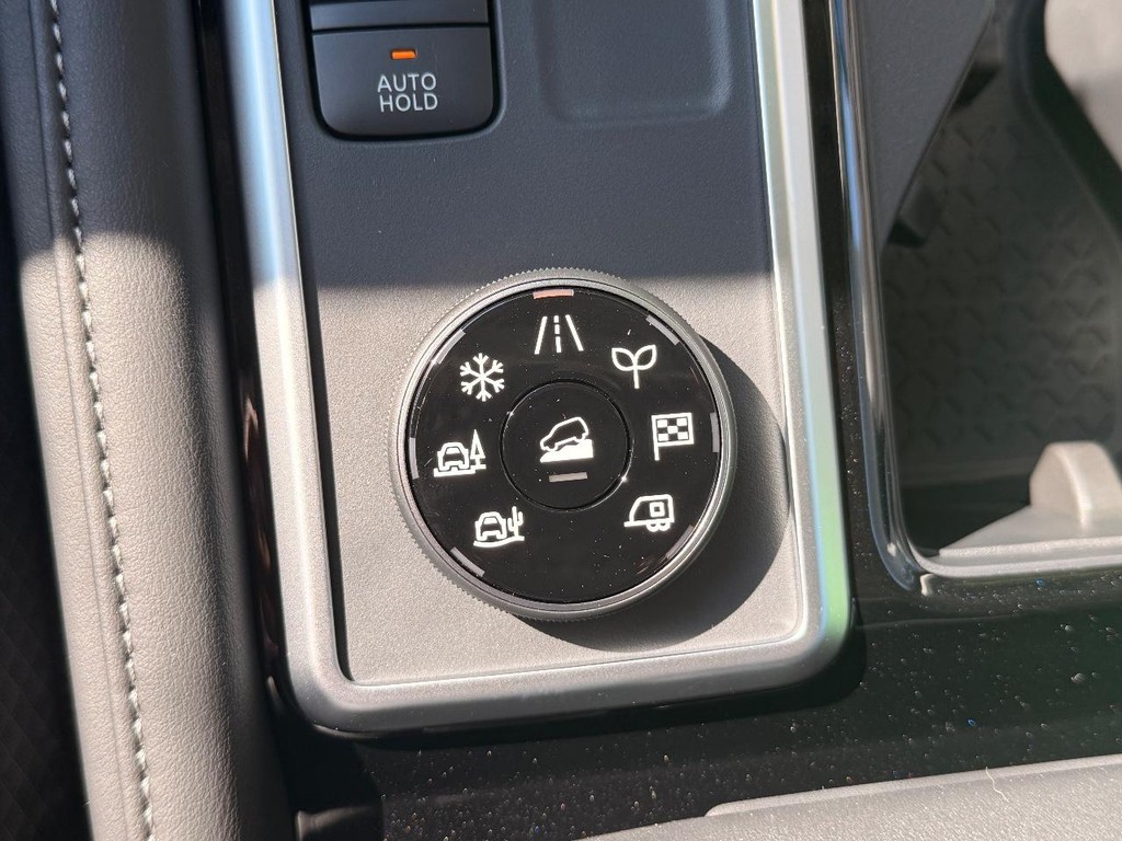 Nissan Pathfinder Vehicle Full-screen Gallery Image 03