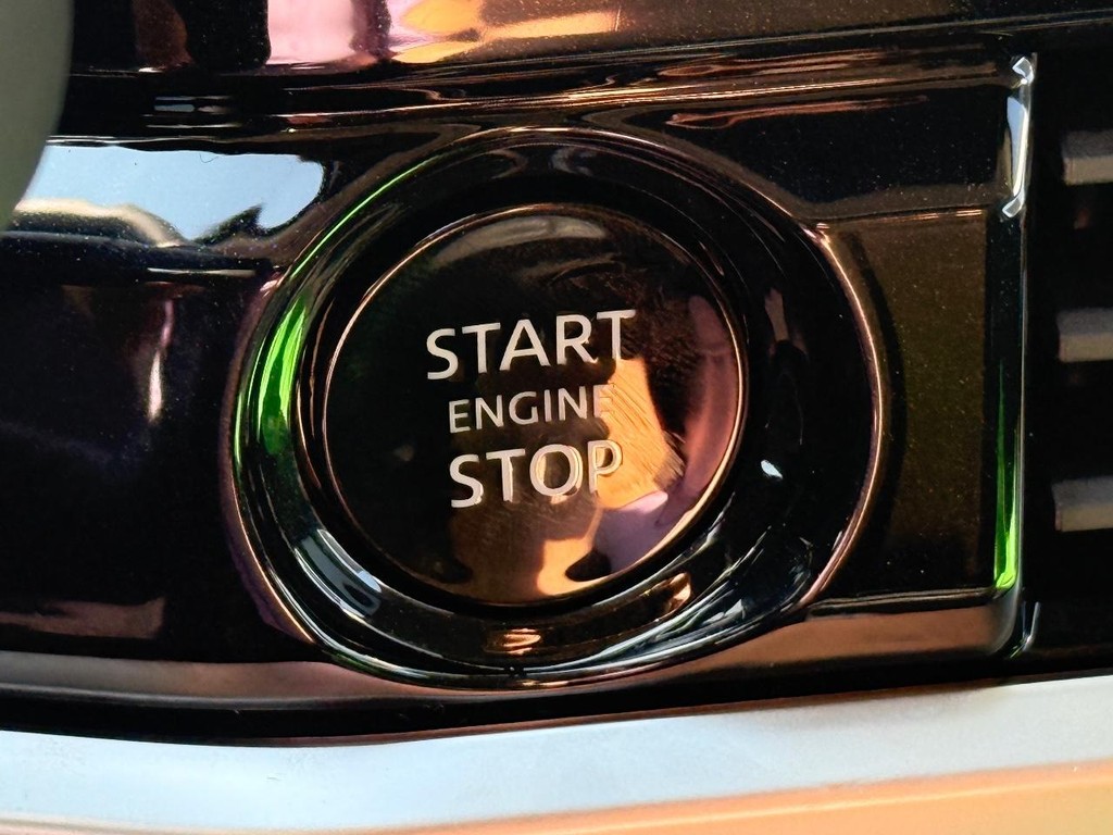 Nissan Pathfinder Vehicle Full-screen Gallery Image 04