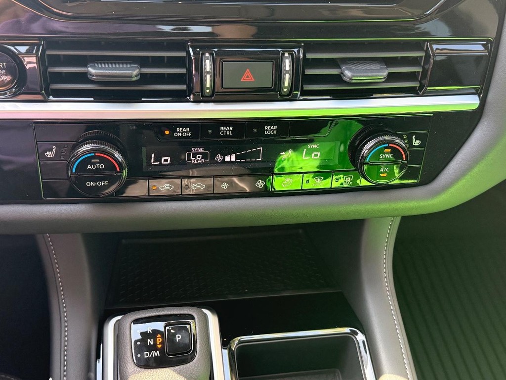 Nissan Pathfinder Vehicle Full-screen Gallery Image 05