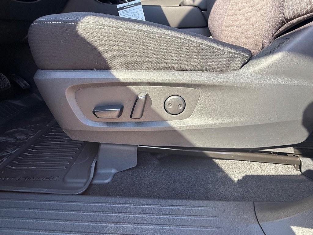 Nissan Pathfinder Vehicle Full-screen Gallery Image 06