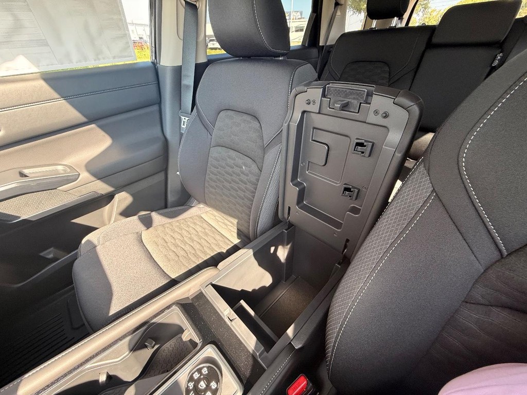 Nissan Pathfinder Vehicle Full-screen Gallery Image 08