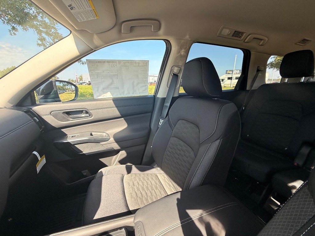 Nissan Pathfinder Vehicle Full-screen Gallery Image 09