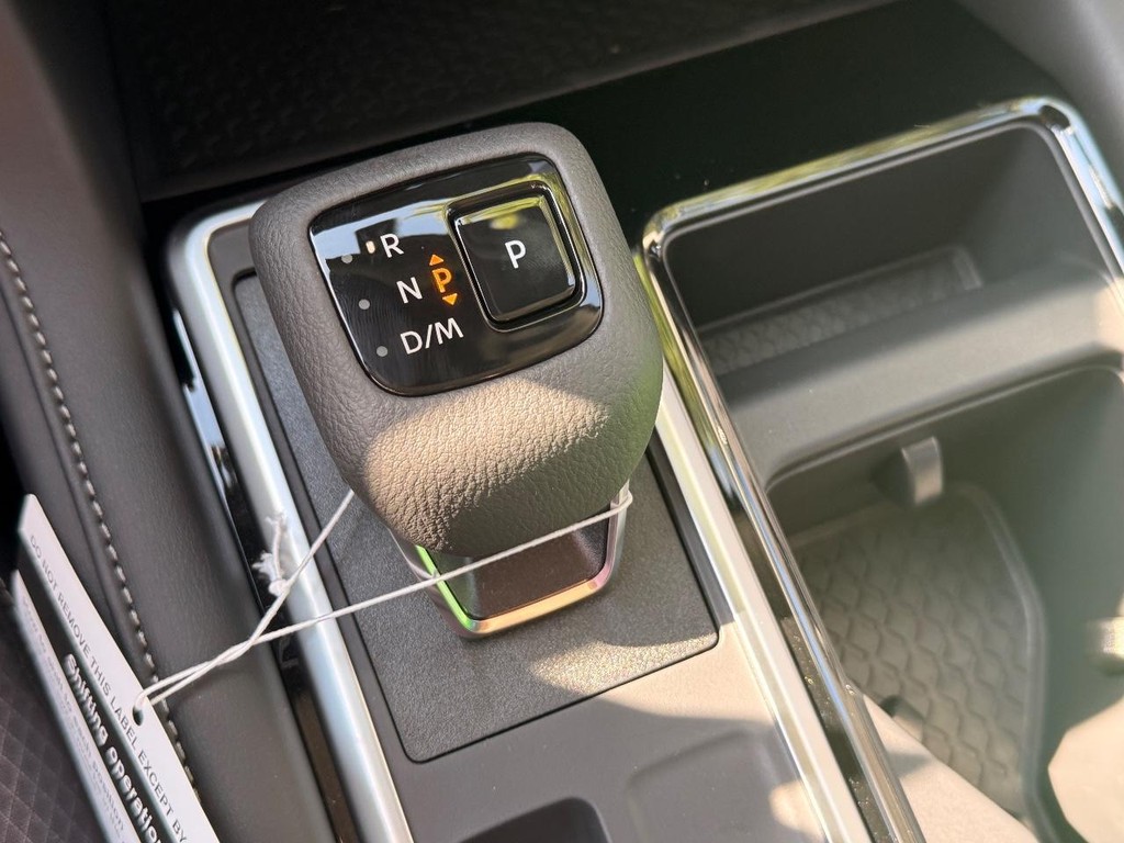 Nissan Pathfinder Vehicle Full-screen Gallery Image 11