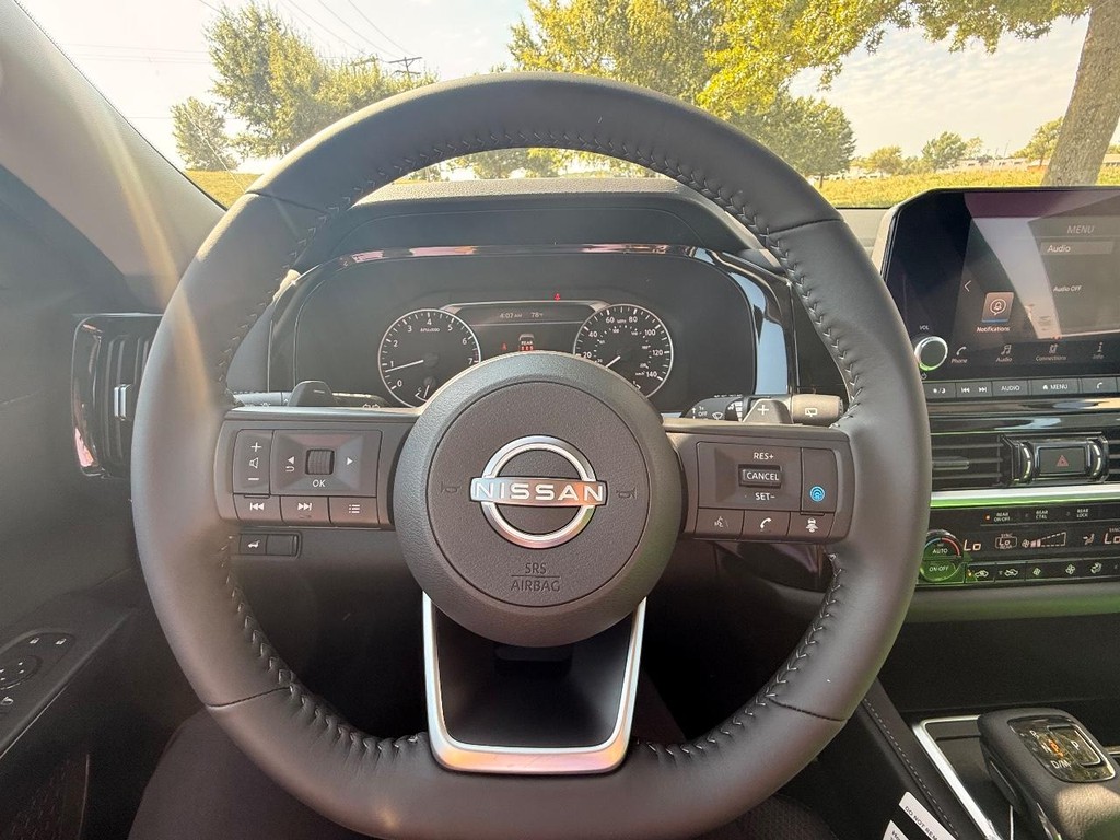 Nissan Pathfinder Vehicle Full-screen Gallery Image 14