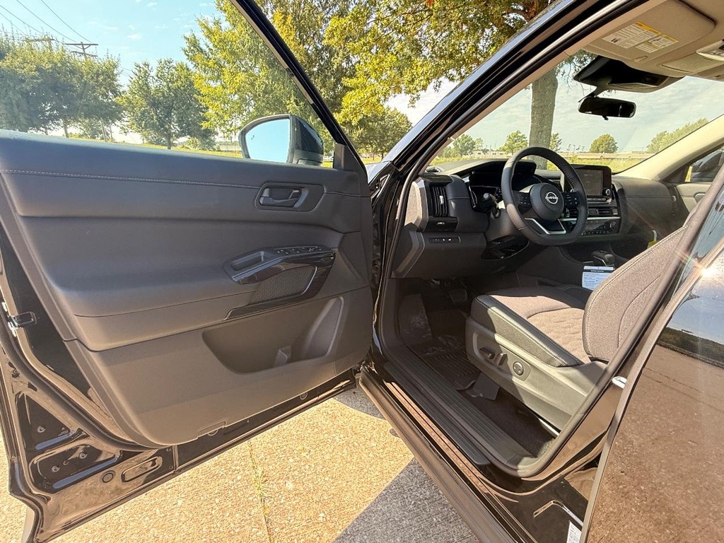 Nissan Pathfinder Vehicle Full-screen Gallery Image 16