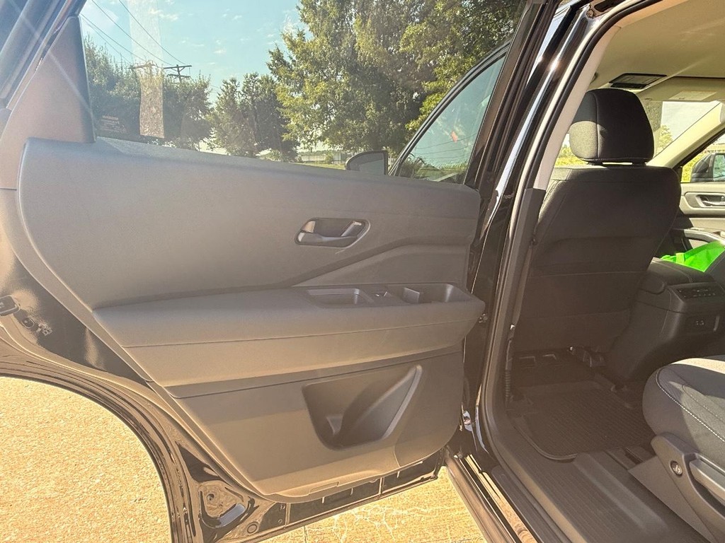 Nissan Pathfinder Vehicle Full-screen Gallery Image 18