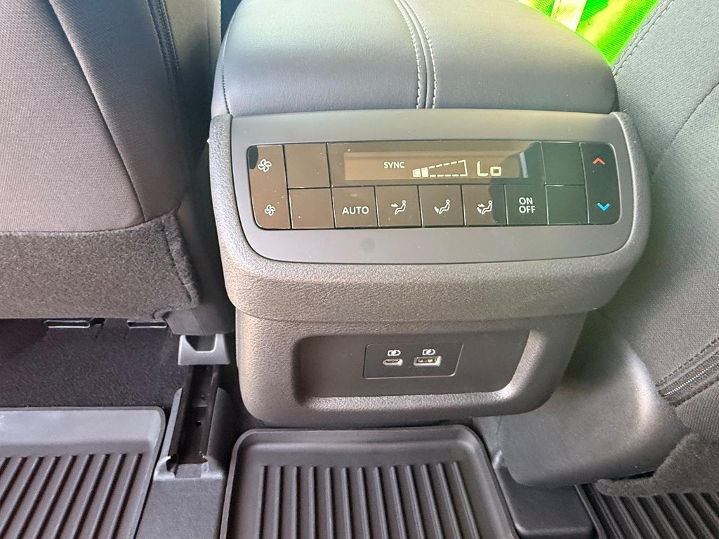 Nissan Pathfinder Vehicle Full-screen Gallery Image 19