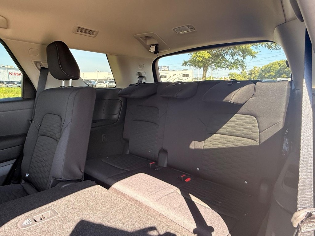 Nissan Pathfinder Vehicle Full-screen Gallery Image 20