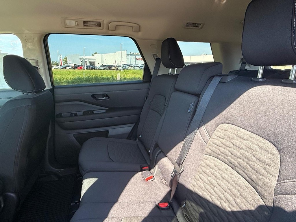 Nissan Pathfinder Vehicle Full-screen Gallery Image 21