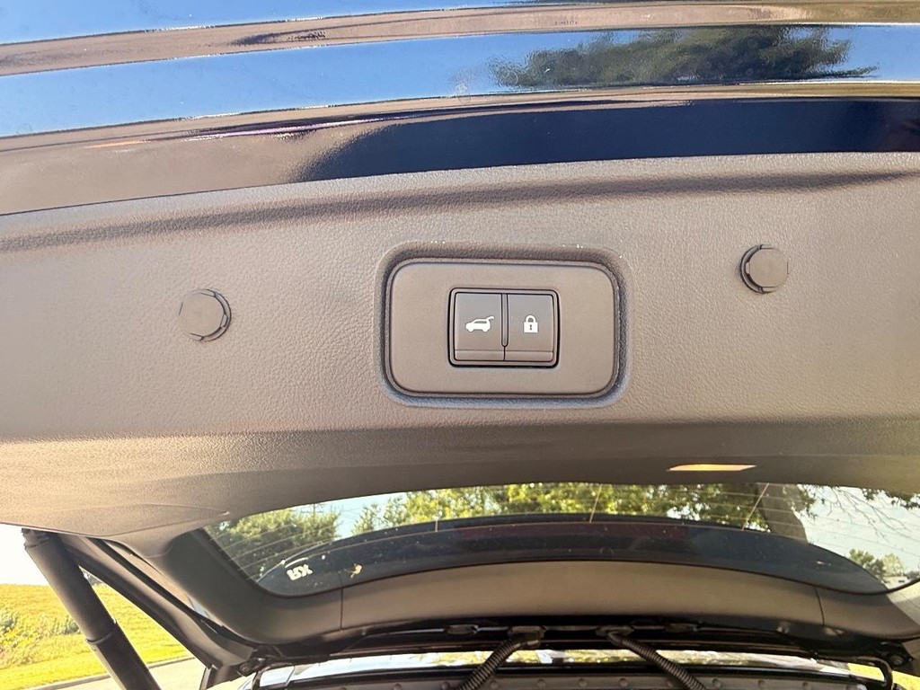 Nissan Pathfinder Vehicle Full-screen Gallery Image 22