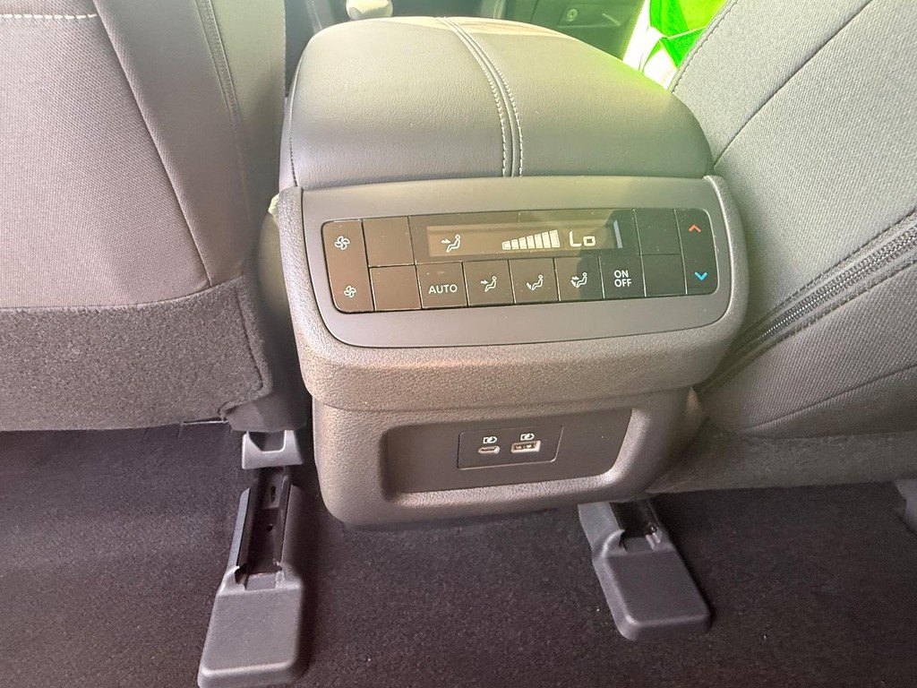 Nissan Pathfinder Vehicle Full-screen Gallery Image 02