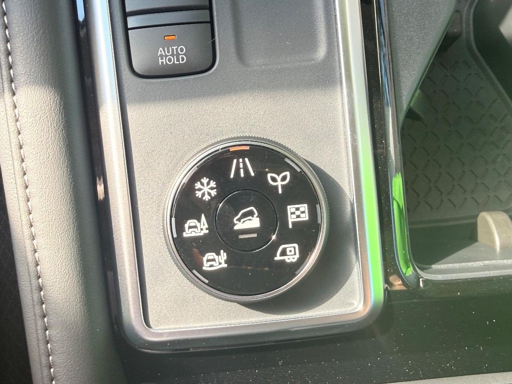 Nissan Pathfinder Vehicle Full-screen Gallery Image 04