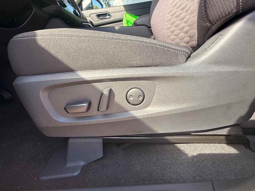 Nissan Pathfinder Vehicle Full-screen Gallery Image 05