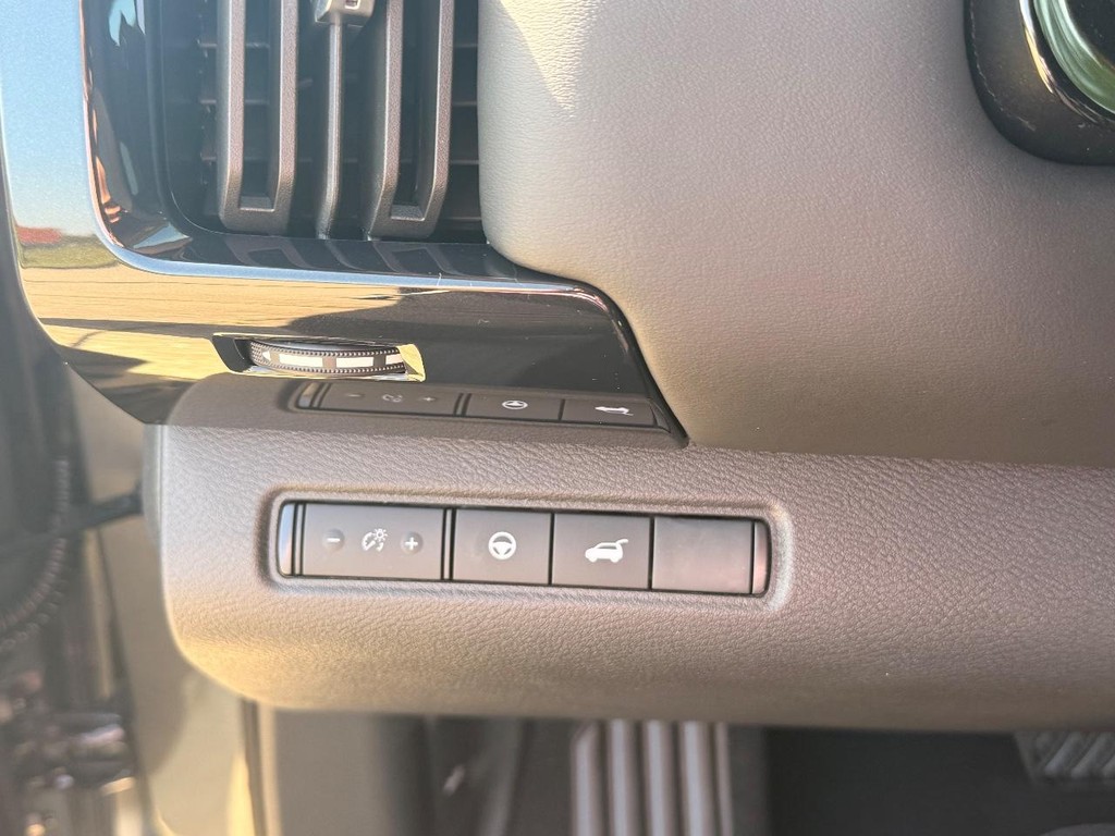 Nissan Pathfinder Vehicle Full-screen Gallery Image 06